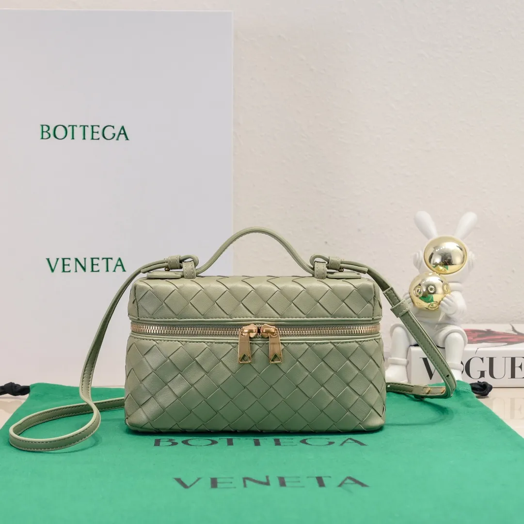 Batch 1360 Bottega Veneta 24 spring and summer woven zipper crossbody bag. A crossbody bag that can be used as a cosmetic bag. The exquisite weaving and compact body are an indispensable accessory for the upcoming summer. The double zipper also better protects the bag. It has a large capacity. If you like it, don’t miss it. Style number: 9109 Size: 22*12.5*5cm